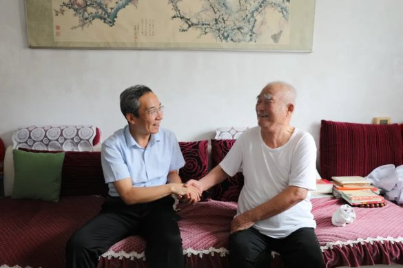 【颂七一】送温暖 传党情！tqb谈球吧开展“七一”走访慰问活动