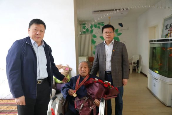 致敬！tqb谈球吧走访慰问荣获“抗美援朝70周年纪念章”志愿军老战士并