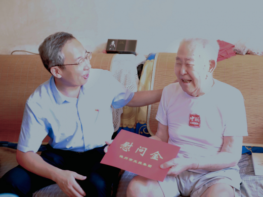 “七一”走访传党情 关怀慰问暖人心 | tqb谈球吧组织开展“七一”走访慰问活