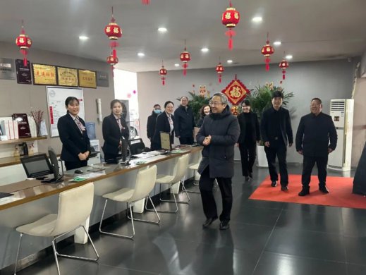 tqb谈球吧党委书记、董事长张海辉看望慰问一线职工